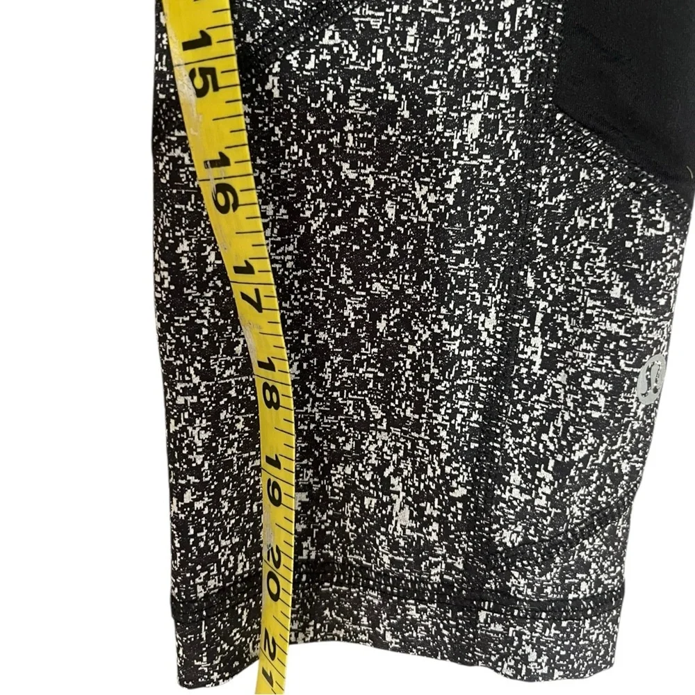 Lululemon Athletica Black Capri Leggings EUC 6 - Picture 5 of 6